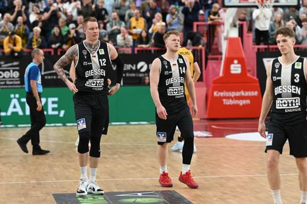 Robin Benzing (Giessen 46ers, 12), Luis Elias Koenig Figge (Giessen 46ers, 14) emotionen GER, Tigers Tuebingen vs. Giessen 46ers, Basketball, Herren, Pro A, 2. Barmer Basketball Bundesliga, Saison 2025 2026, 07.11.2025 GER, Tigers Tuebingen vs. Giessen 46ers, Basketball, Herren, Pro A, 2. Barmer Basketball Bundesliga, Saison 2025 2026, 07.11.2025 Tuebingen Copyright: xEibner-Pressefoto NicolasxWoernx EP_NWN