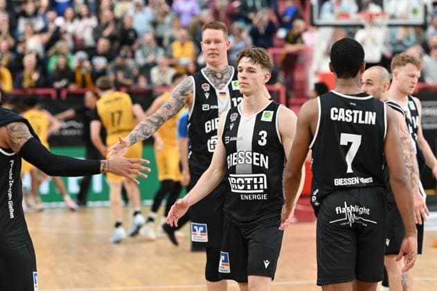 Robin Benzing (Giessen 46ers, 12), Aiden Warnholtz (Giessen 46ers, 03), Kyle Anthony Castlin (Giessen 46ers, 07) Emotionen GER, Tigers Tuebingen vs. Giessen 46ers, Basketball, Herren, Pro A, 2. Barmer Basketball Bundesliga, Saison 2025 2026, 07.11.2025 GER, Tigers Tuebingen vs. Giessen 46ers, Basketball, Herren, Pro A, 2. Barmer Basketball Bundesliga, Saison 2025 2026, 07.11.2025 Tuebingen Copyright: xEibner-Pressefoto NicolasxWoernx EP_NWN