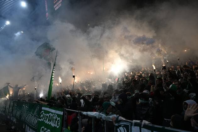 GER, 1. FBL, SV Werder Bremen vs VfL Wolfsburg 07.11.2025, wohninvest Weserstadion, Bremen, GER, 1. FBL, SV Werder Bremen vs VfL Wolfsburg im Bild picture shows Pyrotechnik. Feuer. Bengalos. Rauch. SV Werder Bremen auf der Anzeigetafel Pyrotechnik verbiten!