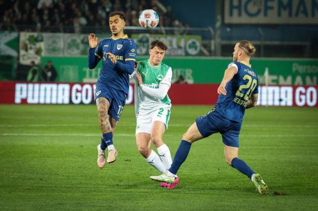 Lukas Reich 2 (Spvgg Greuther Fuerth) im Duell mit Oliver Batista Meier 17 (SC Preussen Muenster 06) und Jorrit Hendrix 20 (SC Preussen Muenster 06), SpVgg Greuther Fuerth vs. SC Preussen Muenster, Fussball, Maenner, DFL, 2. Bundesliga, Saison 2025 2026, Sportpark Ronhof Thomas Sommer, 12. Spieltag, 07.11.2025 Fuerth Bayern Deutschland