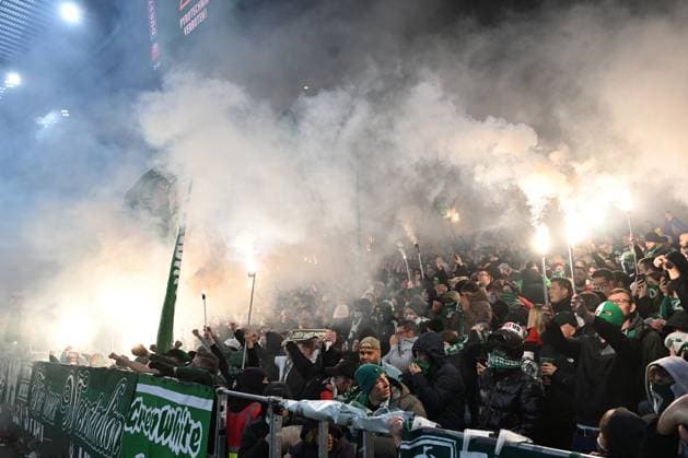 GER, 1. FBL, SV Werder Bremen vs VfL Wolfsburg 07.11.2025, wohninvest Weserstadion, Bremen, GER, 1. FBL, SV Werder Bremen vs VfL Wolfsburg im Bild picture shows Pyrotechnik. Feuer. Bengalos. Rauch. SV Werder Bremen auf der Anzeigetafel Pyrotechnik verboten!