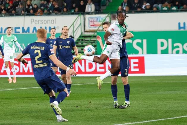 Noel Futkeu 9 (Spvgg Greuther Fuerth) in Aktion gegen Paul Jaeckel 3 (SC Preussen Muenster 06), mit Mikkel Kirkeskov 2 (SC Preussen Muenster 06), SpVgg Greuther Fuerth vs. SC Preussen Muenster, Fussball, Maenner, DFL, 2. Bundesliga, Saison 2025 2026, Sportpark Ronhof Thomas Sommer, 12. Spieltag, 07.11.2025 Fuerth Bayern Deutschland