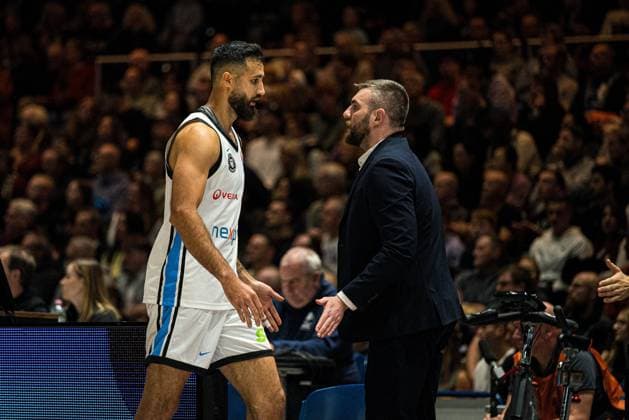 Basketball I Herren I Bundesliga I Saison 2025 2026 I 7. Spieltag I Basketball Löwen Braunschweig - Veolia Towers Hamburg I 07.11.2025 Martin Breunig (13, Veolia Towers Hamburg) im Gespräch mit Stanley Witt (Assistant Coach, Veolia Towers Hamburg) Copyright: xLobeca Björn-OlexKehmx