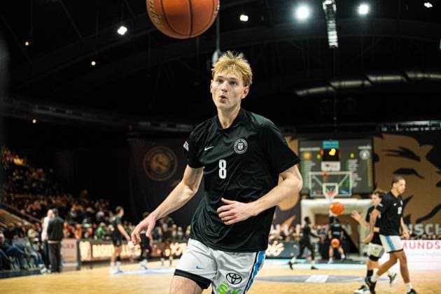 Basketball I Herren I Bundesliga I Saison 2025 2026 I 7. Spieltag I Basketball Löwen Braunschweig - Veolia Towers Hamburg I 07.11.2025 Jared Grey (8, Veolia Towers Hamburg) schaut dem Ball hinterher Copyright: xLobeca Björn-OlexKehmx