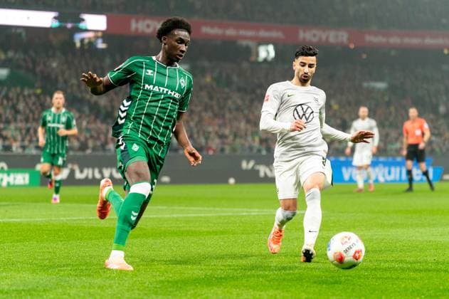 Karim Coulibaly (SV Werder Bremen, 31) im Zweikampf, Kampf um den Ball mit Adam Daghim (VfL Wolfsburg, 11), GER, SV Werder Bremen vs VfL Wolfsburg, Fussball, Bundesliga, Spieltag 10, Saison 2025 2026, 07.11.2025 DFL REGULATIONS PROHIBIT ANY USE OF PHOTOGRAPHS AS IMAGE SEQUENCES AND OR QUASI-VIDEO GER, SV Werder Bremen vs VfL Wolfsburg, Fussball, Bundesliga, Spieltag 10, Saison 2025 2026, 07.11.2025 Bremen Copyright: xEibner-Pressefoto MaxxVincenx EP_MVN