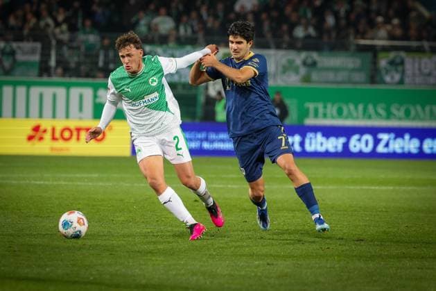 Lukas Reich 2 (Spvgg Greuther Fuerth), links, im Duell mit Zidan Sertdemir 7 (SC Preussen Muenster 06), SpVgg Greuther Fuerth vs. SC Preussen Muenster, Fussball, Maenner, DFL, 2. Bundesliga, Saison 2025 2026, Sportpark Ronhof Thomas Sommer, 12. Spieltag, 07.11.2025 Fuerth Bayern Deutschland