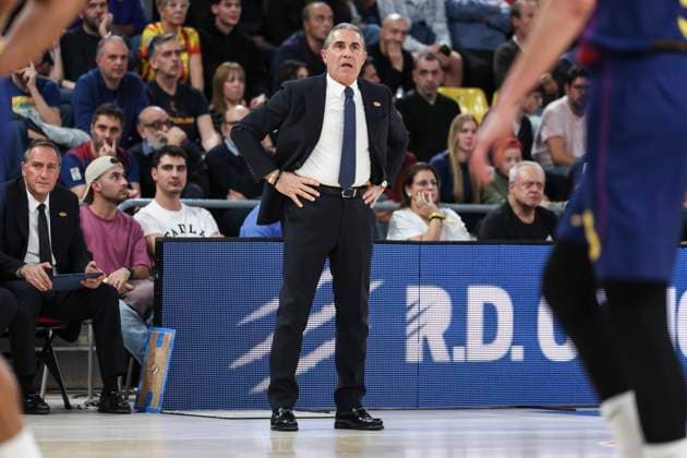 November 7, 2025, Barcelona, Barcelona, Spain: Sergio Scariolo, head coach of Real Madrid, looks on during the EuroLeague Regular Season Round 9 match played between FC Barcelona, Barca and Real Madrid at Palau Blaugrana on November 07, 2025 in Barcelona, Spain. Barcelona Spain - ZUMAa181 20251107_zaa_a181_145 Copyright: xJavierxBorregox