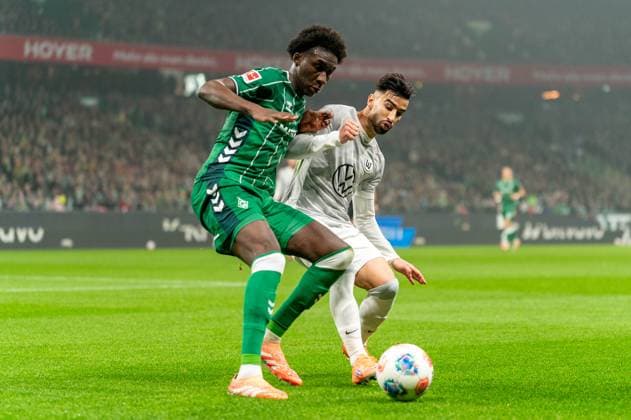 Karim Coulibaly (SV Werder Bremen, 31) im Zweikampf, Kampf um den Ball mit Adam Daghim (VfL Wolfsburg, 11), GER, SV Werder Bremen vs VfL Wolfsburg, Fussball, Bundesliga, Spieltag 10, Saison 2025 2026, 07.11.2025 DFL REGULATIONS PROHIBIT ANY USE OF PHOTOGRAPHS AS IMAGE SEQUENCES AND OR QUASI-VIDEO GER, SV Werder Bremen vs VfL Wolfsburg, Fussball, Bundesliga, Spieltag 10, Saison 2025 2026, 07.11.2025 Bremen Copyright: xEibner-Pressefoto MaxxVincenx EP_MVN