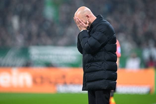 1. Bundesliga: SV Werder Bremen - VfL Wolfsburg am 07.11.2025 im Weserstadion in Bremen Trainer Paul Simonis (Wolfsburg) unzufrieden, enttäuscht, enttaeuscht, niedergeschlagen.