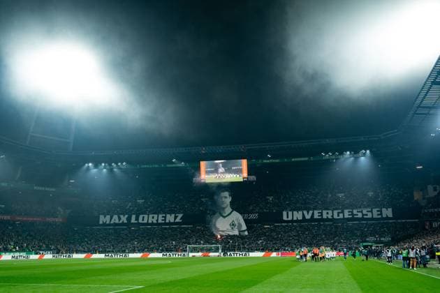 Choreo der Werder Fans Ultras vor Anpfiff, Gedenken an Max Lorenz, GER, SV Werder Bremen vs VfL Wolfsburg, Fussball, Bundesliga, Spieltag 10, Saison 2025 2026, 07.11.2025 DFL REGULATIONS PROHIBIT ANY USE OF PHOTOGRAPHS AS IMAGE SEQUENCES AND OR QUASI-VIDEO GER, SV Werder Bremen vs VfL Wolfsburg, Fussball, Bundesliga, Spieltag 10, Saison 2025 2026, 07.11.2025 Bremen Copyright: xEibner-Pressefoto MaxxVincenx EP_MVN