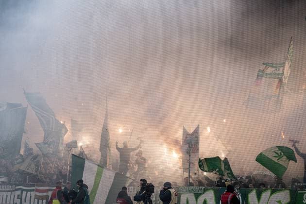 07.11.2025, Fussball, 1. Bundesliga, 10. Spieltag Saison 2025 2026, SV Werder Bremen - VfL Wolfsburg, Pyrotechnik SV Werder Bremen, xRHR-FOTO TKx Copyright: RHR-FOTOx RHR-FOTO TK