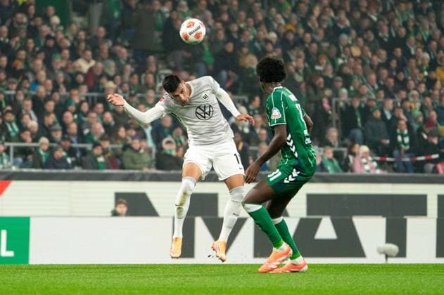 Adam Daghim (VfL Wolfsburg, 11) Kopfball vor Karim Coulibaly (SV Werder Bremen, 31), GER, SV Werder Bremen vs VfL Wolfsburg, Fussball, Bundesliga, Spieltag 10, Saison 2025 2026, 07.11.2025 DFL REGULATIONS PROHIBIT ANY USE OF PHOTOGRAPHS AS IMAGE SEQUENCES AND OR QUASI-VIDEO GER, SV Werder Bremen vs VfL Wolfsburg, Fussball, Bundesliga, Spieltag 10, Saison 2025 2026, 07.11.2025 Bremen Copyright: xEibner-Pressefoto MaxxVincenx EP_MVN