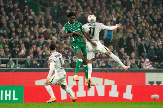 Karim Coulibaly (SV Werder Bremen, 31) Kopfballduell Luftzweikampf Adam Daghim (VfL Wolfsburg, 11), GER, SV Werder Bremen vs VfL Wolfsburg, Fussball, Bundesliga, Spieltag 10, Saison 2025 2026, 07.11.2025 DFL REGULATIONS PROHIBIT ANY USE OF PHOTOGRAPHS AS IMAGE SEQUENCES AND OR QUASI-VIDEO GER, SV Werder Bremen vs VfL Wolfsburg, Fussball, Bundesliga, Spieltag 10, Saison 2025 2026, 07.11.2025 Bremen Copyright: xEibner-Pressefoto MaxxVincenx EP_MVN