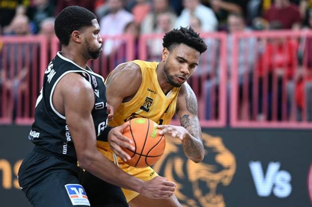 Bernard Pelote III (Tigers Tuebingen, 01) setzt sich durch GER, Tigers Tuebingen vs. Giessen 46ers, Basketball, Herren, Pro A, 2. Barmer Basketball Bundesliga, Saison 2025 2026, 07.11.2025 GER, Tigers Tuebingen vs. Giessen 46ers, Basketball, Herren, Pro A, 2. Barmer Basketball Bundesliga, Saison 2025 2026, 07.11.2025 Tuebingen Copyright: xEibner-Pressefoto NicolasxWoernx EP_NWN