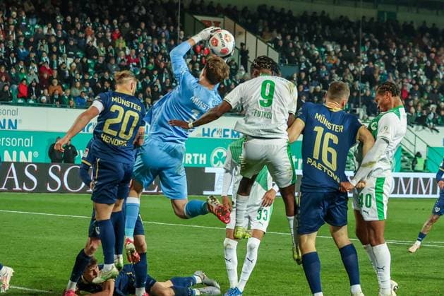 Johannes Schenk 1 (SC Preussen Muenster 06) faengt einen Ball vor Noel Futkeu 9 (Spvgg Greuther Fuerth), SpVgg Greuther Fuerth vs. SC Preussen Muenster, Fussball, Maenner, DFL, 2. Bundesliga, Saison 2025 2026, Sportpark Ronhof Thomas Sommer, 12. Spieltag, 07.11.2025 Fuerth Bayern Deutschland