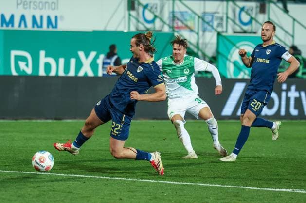 Felix Klaus 30 (Spvgg Greuther Fuerth), Mitte, mit einem Schuss, den Jannis Heuer 22 (SC Preussen Muenster 06) und Jorrit Hendrix 20 (SC Preussen Muenster 06) nicht blocken koennen, SpVgg Greuther Fuerth vs. SC Preussen Muenster, Fussball, Maenner, DFL, 2. Bundesliga, Saison 2025 2026, Sportpark Ronhof Thomas Sommer, 12. Spieltag, 07.11.2025 Fuerth Bayern Deutschland