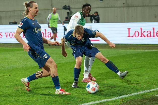 Omar Sillah 42 (Spvgg Greuther Fuerth) in Aktion. mit Jannis Heuer 22 (SC Preussen Muenster 06) und einem weiteren Muensteraner Spieler, SpVgg Greuther Fuerth vs. SC Preussen Muenster, Fussball, Maenner, DFL, 2. Bundesliga, Saison 2025 2026, Sportpark Ronhof Thomas Sommer, 12. Spieltag, 07.11.2025 Fuerth Bayern Deutschland