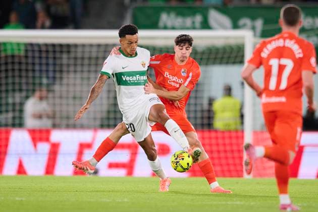 November 7, 2025, Elche, Alicante, Spain: Alvaro Rodriguez of Elche CF competes for the ball with Jon Martin of Real Sociedad during the Spanish League, LaLiga EA Sports, football match played between Elche CF and Real Sociedad at Estadio Manuel Martinez Valero on November 7, 2025 in Elche, Alicante, Spain. Elche Spain - ZUMAa181 20251107_zaa_a181_160 Copyright: xFranciscoxMaciax