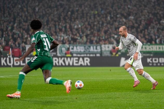Deutschland, Fussball, 1. Bundesliga, 10. Spieltag, 2025 2026, Werder Bremen - VfL Wolfsburg am 07.11. in Bremen (Weserstadion): Christian Eriksen (VfL Wolfsburg 24) setzt zum Schuss an. Karim Coulibaly (Werder Bremen 31) versucht zu blocken. Copyright: xSvenxHeidmannx