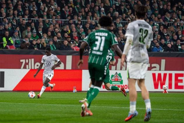 Deutschland, Fussball, 1. Bundesliga, 10. Spieltag, 2025 2026, Werder Bremen - VfL Wolfsburg am 07.11. in Bremen (Weserstadion): Sael Kumbedi (VfL Wolfsburg 26) Copyright: xSvenxHeidmannx