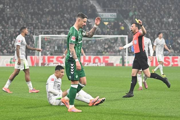 GER, 1. FBL, SV Werder Bremen vs VfL Wolfsburg 07.11.2025, wohninvest Weserstadion, Bremen, GER, 1. FBL, SV Werder Bremen vs VfL Wolfsburg im Bild picture shows Gelb die Gelbe Karte. Schiedsrichter Felix Zwayer zeigt Marco Friedl (SV Werder Bremen 32) die Gelbe Karte nach seinem taktischem Foul an Adam Daghim (VfL Wolfsburg 11)