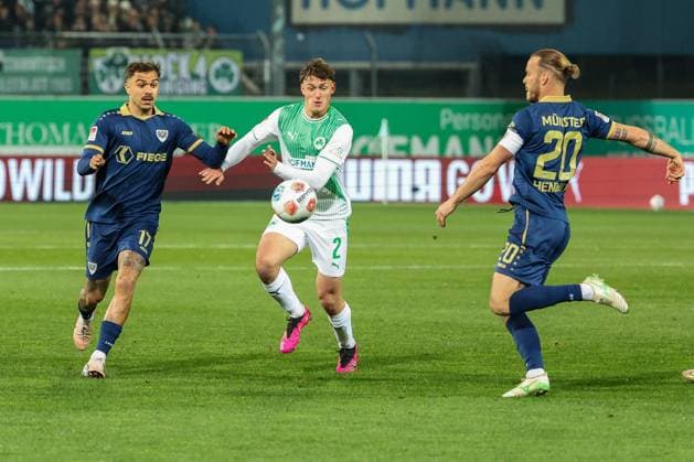 Lukas Reich 2 (Spvgg Greuther Fuerth) im Duell mit Oliver Batista Meier 17 (SC Preussen Muenster 06) und Jorrit Hendrix 20 (SC Preussen Muenster 06), SpVgg Greuther Fuerth vs. SC Preussen Muenster, Fussball, Maenner, DFL, 2. Bundesliga, Saison 2025 2026, Sportpark Ronhof Thomas Sommer, 12. Spieltag, 07.11.2025 Fuerth Bayern Deutschland