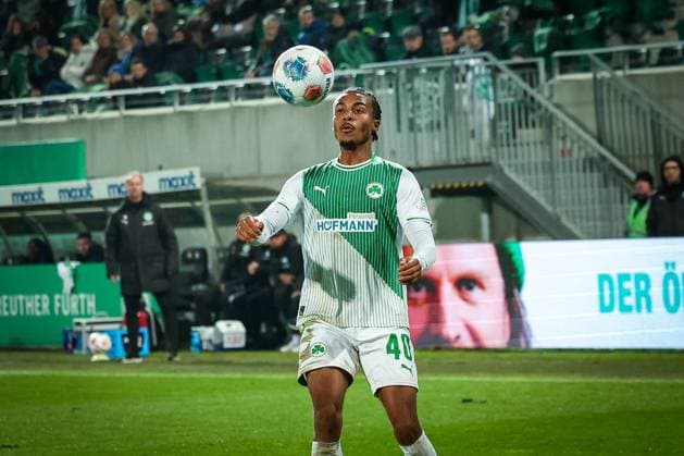 David Abrangao 40 (Spvgg Greuther Fuerth) in Aktion, SpVgg Greuther Fuerth vs. SC Preussen Muenster, Fussball, Maenner, DFL, 2. Bundesliga, Saison 2025 2026, Sportpark Ronhof Thomas Sommer, 12. Spieltag, 07.11.2025 Fuerth Bayern Deutschland