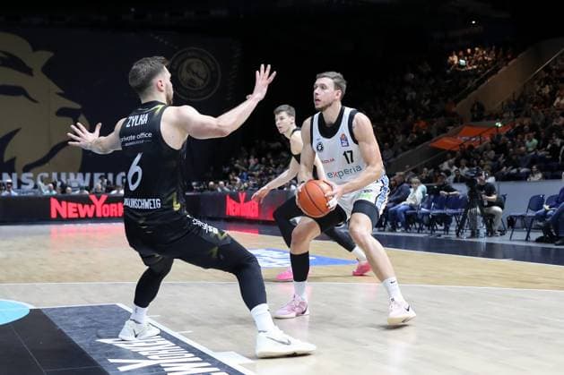 07.11.2025, xgox, Basketball easyCredit BBL, Basketball Loewen Braunschweig - Veolia Hamburg Towers emspor, v.l. Ferdinand Zylka (Braunschweig, 6), Niklas Wimberg (Hamburg, 17) Braunschweig