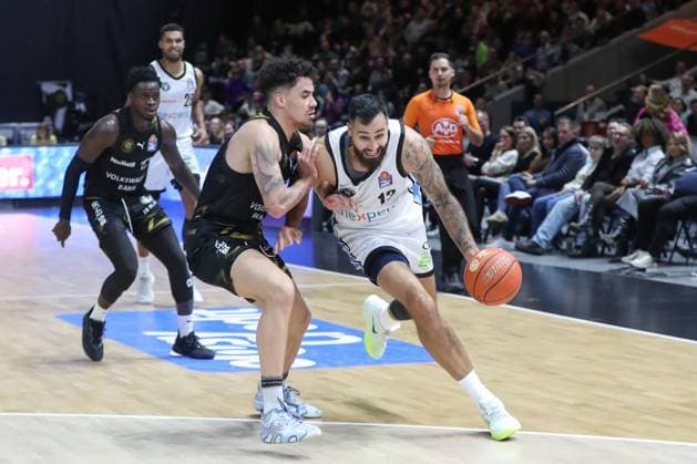 07.11.2025, xgox, Basketball easyCredit BBL, Basketball Loewen Braunschweig - Veolia Hamburg Towers emspor, v.l. Jared Grey (Hamburg, 8), Barra Njie (Braunschweig, 13) Zweikampf, Duell, Kampf, tackle Braunschweig