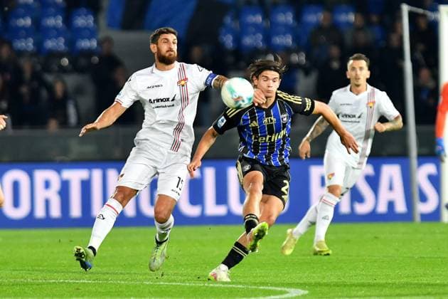 Matteo Bianchetti (Cremonese) Isak Vural (Pisa) during Pisa SC vs US Cremonese, Italian soccer Serie A match in Pisa, Italy, November 07 2025  Copyright: xGabrielexMasotti IPAxSportx xipa-agency.netx xx IPA_67668947 IPA_Agency_IPA67668947