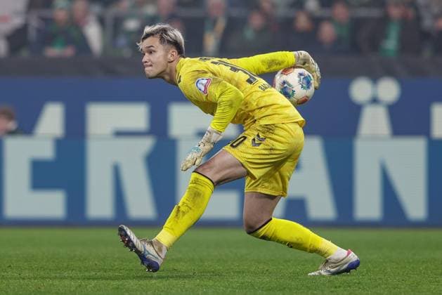 Mio Backhaus (Torhüter, Torwart, SV Werder Bremen, 30) am Ball, Freisteller, Einzelbild, Ganzkörper, Aktion, Action, Spielszene, DIE DFL-RICHTLINIEN UNTERSAGEN JEGLICHE NUTZUNG VON FOTOS ALS SEQUENZBILDER UND ODER VIDEOA?HNLICHE FOTOSTRECKEN. DFL REGULATIONS PROHIBIT ANY USE OF PHOTOGRAPHS AS IMAGE SEQUENCES AND OR QUASI-VIDEO., 07.11.2025, Bremen (Deutschland), Fussball, Bundesliga, SV Werder Bremen - VfL Wolfsburg *** Mio Backhaus Goalkeeper, Goalkeeper, SV Werder Bremen, 30 on the ball, cropped image, single image, full body, action, action, game scene, THE DFL GUIDELINES PROHIBIT ANY USE OF PHOTOGRAPHS AS IMAGE SEQUENCES AND OR QUASI VIDEO DFL REGULATIONS PROHIBIT ANY USE OF PHOTOGRAPHS AS IMAGE SEQUENCES AND OR QUASI VIDEO , 07 11 2025, Bremen Germany , Football, Bundesliga, SV Werder Bremen VfL Wolfsburg xobx