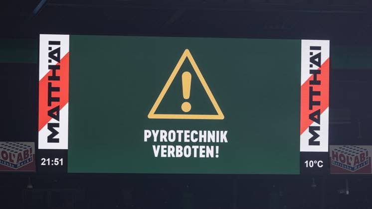 Die Anzeigetafel, Videowall zeigt den Hinweis Pyrotechnik verboten, da immer wieder Leuchtfackeln, Bengalo, Bengalos, Pyro, Pyrotechnik, Feuerwerk im Bremer Fanblock abgebrannt wird, DIE DFL-RICHTLINIEN UNTERSAGEN JEGLICHE NUTZUNG VON FOTOS ALS SEQUENZBILDER UND ODER VIDEOA?HNLICHE FOTOSTRECKEN. DFL REGULATIONS PROHIBIT ANY USE OF PHOTOGRAPHS AS IMAGE SEQUENCES AND OR QUASI-VIDEO., 07.11.2025, Bremen (Deutschland), Fussball, Bundesliga, SV Werder Bremen - VfL Wolfsburg