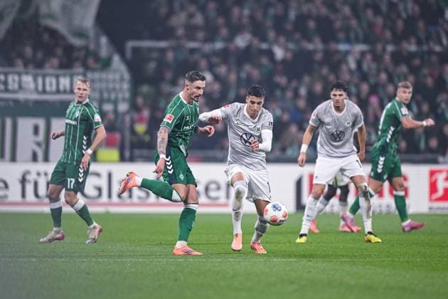 07.11.2025, Fussball, 1. Bundesliga, 10. Spieltag Saison 2025 2026, SV Werder Bremen - VfL Wolfsburg, Marco Friedl (SV Werder Bremen), Adam Daghim (VfL Wolfsburg) xRHR-FOTO TKx Copyright: RHR-FOTOx RHR-FOTO TK