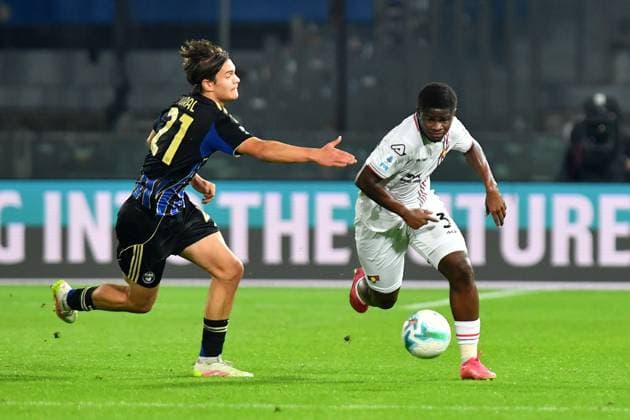 Mikayil Ngor Faye (Cremonese) Isak Vural (Pisa) during Pisa SC vs US Cremonese, Italian soccer Serie A match in Pisa, Italy, November 07 2025  Copyright: xGabrielexMasotti IPAxSportx xipa-agency.netx xx IPA_67669061 IPA_Agency_IPA67669061