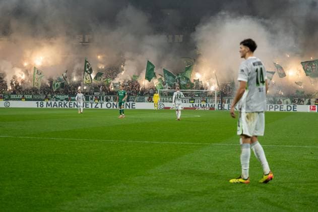 Deutschland, Fussball, 1. Bundesliga, 10. Spieltag, 2025 2026, Werder Bremen - VfL Wolfsburg am 07.11. in Bremen (Weserstadion): Zu Beginn der 2. HZ zünden die Werder-Fans Pyrotechnik. Copyright: xSvenxHeidmannx