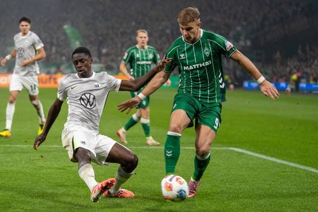 Deutschland, Fussball, 1. Bundesliga, 10. Spieltag, 2025 2026, Werder Bremen - VfL Wolfsburg am 07.11. in Bremen (Weserstadion): Sael Kumbedi (VfL Wolfsburg 26) und Keke Topp (Werder Bremen 9) Copyright: xSvenxHeidmannx