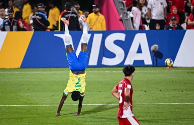 Fussball, Junioren U 17 WM 2025 in Doha Katar Vorrunde 07.11.2025 Gruppe H Brasilien - Indonesien JUBEL Brasilen; Torschuetze zum 4-0 Ruan Pablo mit einem Salto