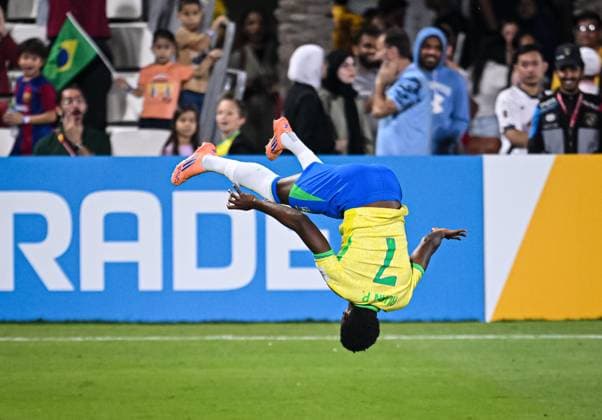 Fussball, Junioren U 17 WM 2025 in Doha Katar Vorrunde 07.11.2025 Gruppe H Brasilien - Indonesien JUBEL Brasilen; Torschuetze zum 4-0 Ruan Pablo mit einem Salto