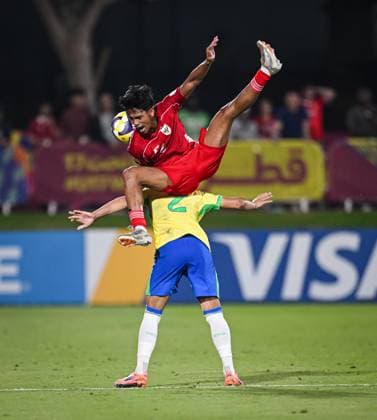 Fussball, Junioren U 17 WM 2025 in Doha Katar Vorrunde 07.11.2025 Gruppe H Brasilien - Indonesien Evandra Florasta (oben, Indonesien) fliegt ueber Angelo (unten, Brasilien)