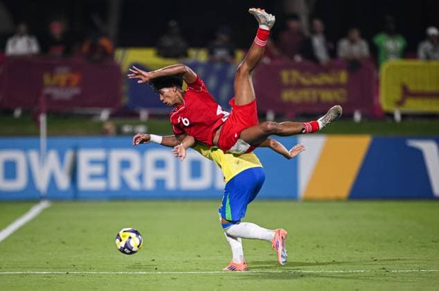 Fussball, Junioren U 17 WM 2025 in Doha Katar Vorrunde 07.11.2025 Gruppe H Brasilien - Indonesien Evandra Florasta (oben, Indonesien) fliegt ueber Angelo (unten, Brasilien)