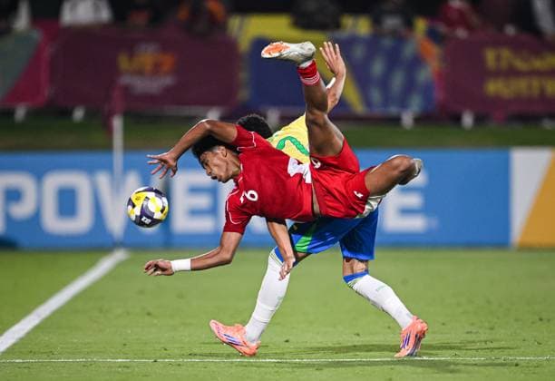Fussball, Junioren U 17 WM 2025 in Doha Katar Vorrunde 07.11.2025 Gruppe H Brasilien - Indonesien Evandra Florasta (oben, Indonesien) fliegt ueber Angelo (unten, Brasilien)