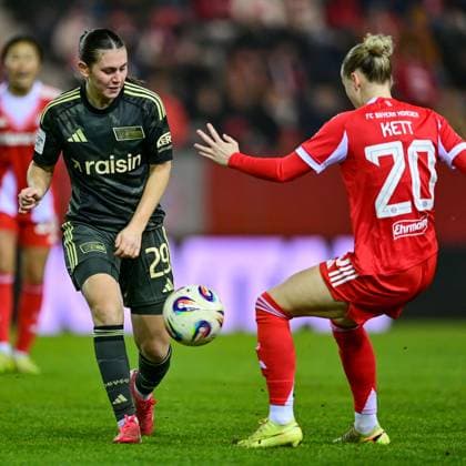 v.li.: Antonia Halverkamps (Union Berlin, 29) Franziska KETT (FC Bayern Muenchen, FCB, 20) im Zweikampf, Duell, duel, tackle, Dynamik, Action, Aktion, 07.11.2025, München (Deutschland), Fussball, Google Pixel Frauen-Bundesliga, FC Bayern München - 1. FC Union Berlin, DFB DFL REGULATIONS PROHIBIT ANY USE OF PHOTOGRAPHS AS IMAGE SEQUENCES AND OR QUASI-VIDEO.