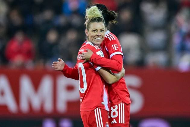 v.li.: Linda DALLMANN (FC Bayern Muenchen, FCB, 10) und Momoko TANAKINAWA (FC Bayern Muenchen, FCB, 18) mit Torjubel, Jubel, Torjubel, Torerfolg, celebrate the goal, goal, celebration, Jubel ueber das Tor zum 1:0 durch Linda DALLMANN (FC Bayern Muenchen, FCB, 10) , optimistisch, Action, Aktion, 07.11.2025, München (Deutschland), Fussball, Google Pixel Frauen-Bundesliga, FC Bayern München - 1. FC Union Berlin, DFB DFL REGULATIONS PROHIBIT ANY USE OF PHOTOGRAPHS AS IMAGE SEQUENCES AND OR QUASI-VIDEO.