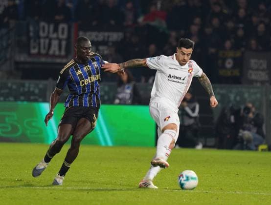 Cremonese s Jeremy Sarmiento in action ...During the Serie A soccer match between Pisa and Cremonese at the Cetilar Arena Romeo Anconetani Stadium in Pisa; Center West Italy; saturday November 07; 2025 ; Soccer  Copyright: xAlessandroxLaxRocca LaPressex
