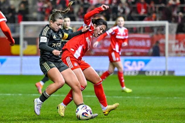 v.li.: Lisa Heiseler (Union Berlin, 7) Momoko TANAKINAWA (FC Bayern Muenchen, FCB, 18) im Zweikampf, Duell, duel, tackle, Dynamik, Action, Aktion, 07.11.2025, München (Deutschland), Fussball, Google Pixel Frauen-Bundesliga, FC Bayern München - 1. FC Union Berlin, DFB DFL REGULATIONS PROHIBIT ANY USE OF PHOTOGRAPHS AS IMAGE SEQUENCES AND OR QUASI-VIDEO.