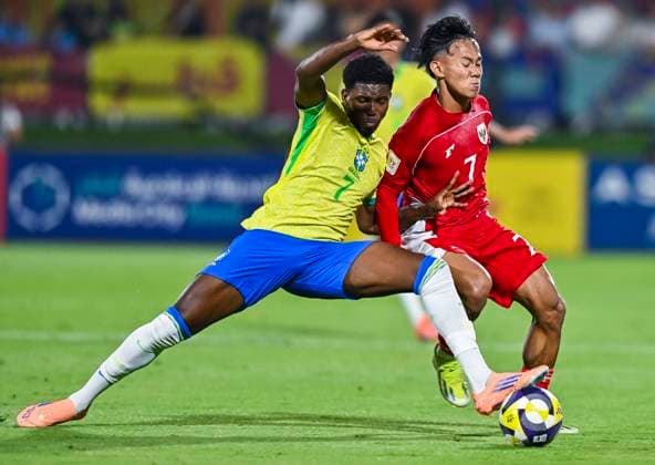 Brazil v Indonesia: Group H - FIFA U-17 World Cup Qatar 2025 Ruan Pablo (L) of Brazil and Zahaby Gholy of Indonesia in action during the FIFA U-17 World Cup Qatar 2025 Group E match between Brazil and Indonesia in Doha, Qatar, on November 7, 2025. DOHA Qatar Copyright: xNOUSHADx
