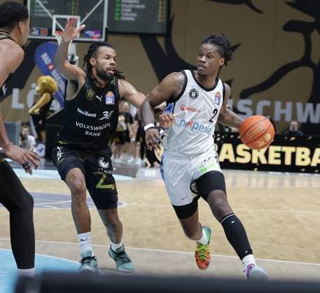 Chip Flanigan (Braunschweiger Basketball Loewen), Leonhard Thorpe Jr. (Veolia Towers Hamburg) Basketball, Herren, Saison 2025 2026, easyCredit Basketball-Bundesliga, Basketball Loewen Braunschweig gegen Veolia Towers Hamburg