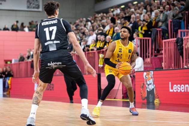 Tigers Tuebingen - Giessen 46ers, Herren, 2. Bundesliga, Barmer 2. Basketball Bundesliga, pro A, 7. Spieltag, Spielzeit 2025 2026, 07.11.2025 Bernard Pelote (Tigers Tuebingen, 01) gegen Domagoj Vukovic (Giessen 46ers, 17)