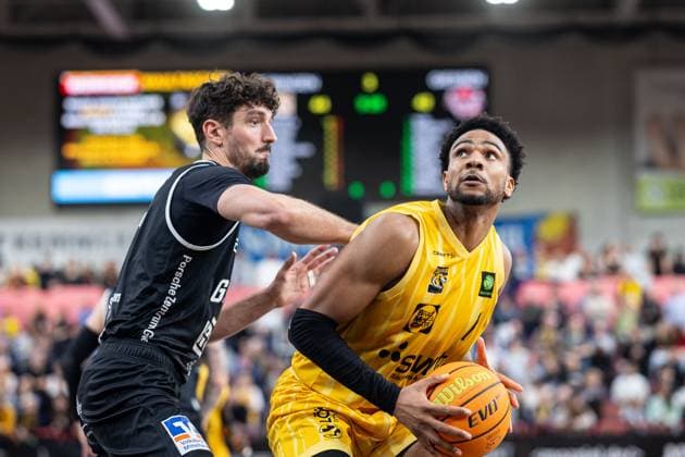Tigers Tuebingen - Giessen 46ers, Herren, 2. Bundesliga, Barmer 2. Basketball Bundesliga, pro A, 7. Spieltag, Spielzeit 2025 2026, 07.11.2025 Bernard Pelote (Tigers Tuebingen, 01) am Korb gegen Domagoj Vukovic (Giessen 46ers, 17)
