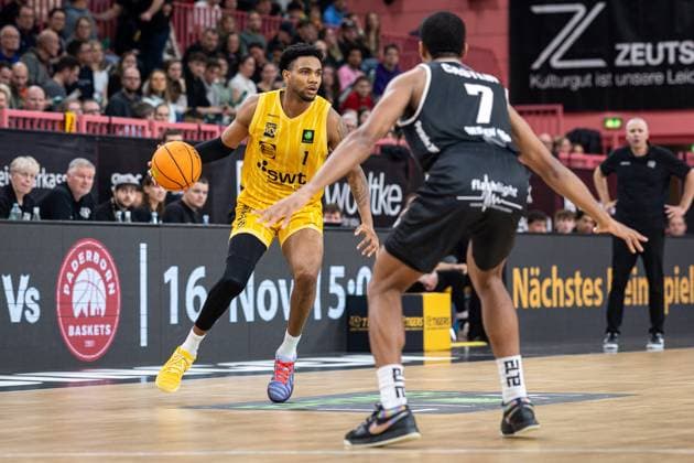 Tigers Tuebingen - Giessen 46ers, Herren, 2. Bundesliga, Barmer 2. Basketball Bundesliga, pro A, 7. Spieltag, Spielzeit 2025 2026, 07.11.2025 Bernard Pelote (Tigers Tuebingen, 01) gegen Kyle Castlin (Giessen 46ers, 07)
